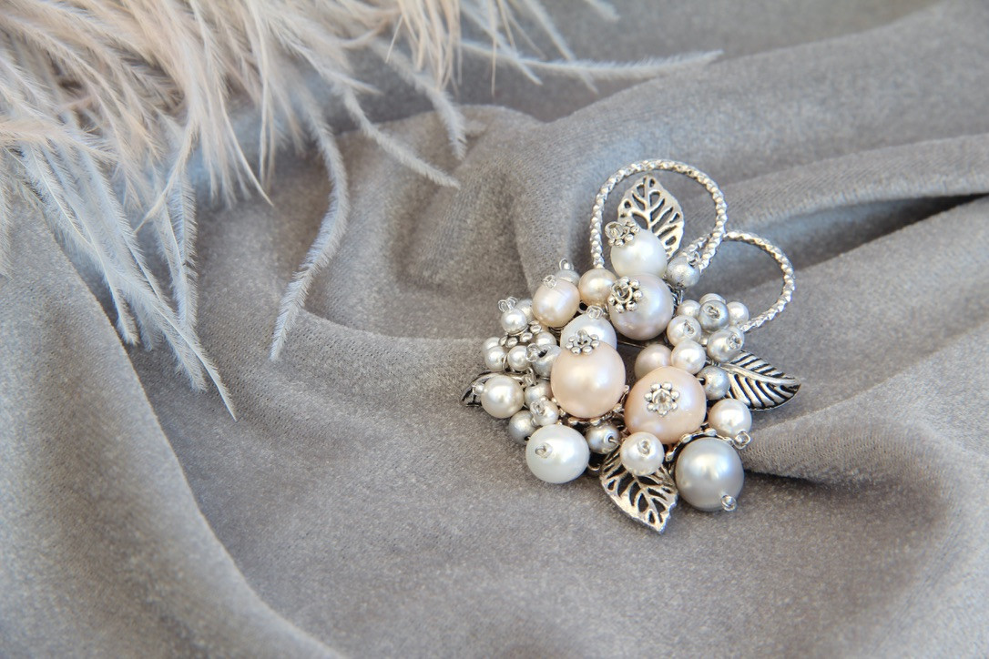 Round Pearl Brooch Pink and Gray “Symphony” - Image 3