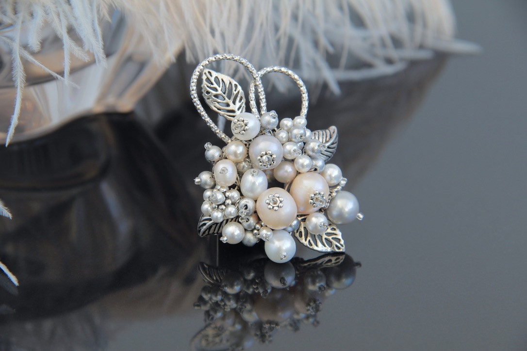 Round Pearl Brooch Pink and Gray “Symphony” - Image 4