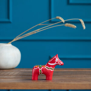 Handcrafted Dalahast Horse Sculpture – Hand-Painted (Medium)