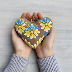 Coffee-Scented Souvenir – Heart with Blue and Yellow Flowers